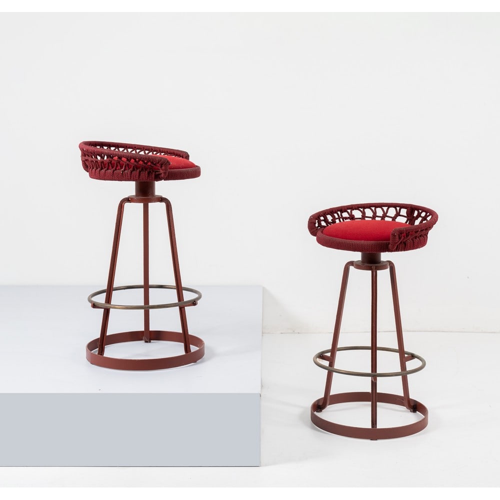 MARZIO CECCHI, Coppia di sgabelli: MARZIO CECCHI Produzione Most, Italia 1980 ca. Coppia di sgabelli scultura con struttura in metallo rivestito in corda intrecciata rossa, seduta con imbottitura e rivestimento in tessuto rosso, schien
