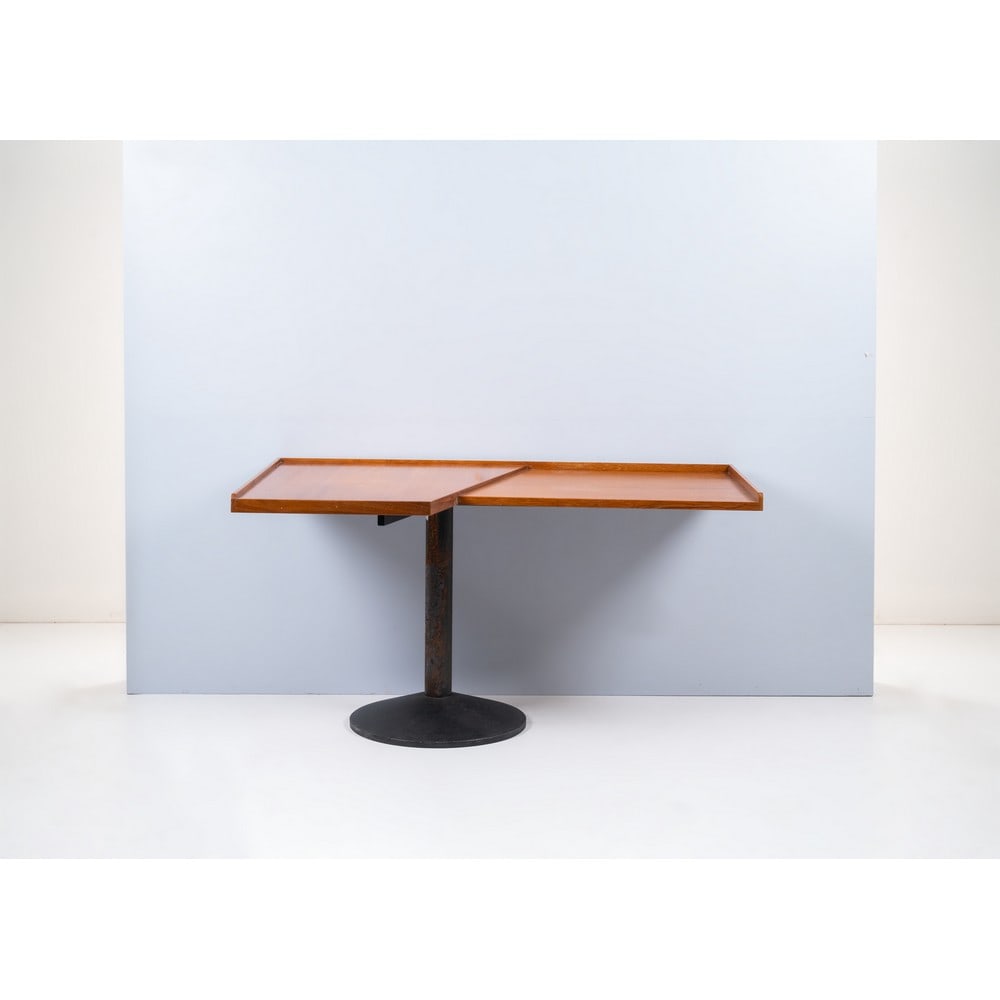 FRANCO ALBINI, Scrivania modello 840 “Stadera”: FRANCO ALBINI produzione Poggi, Italia 1960 ca. Scrivania modello 840 “Stadera”, struttura in metallo verniciato nero con piano in legno. cm 143 x 82 h. 75. Bibliografia: Giuliana Gramigna