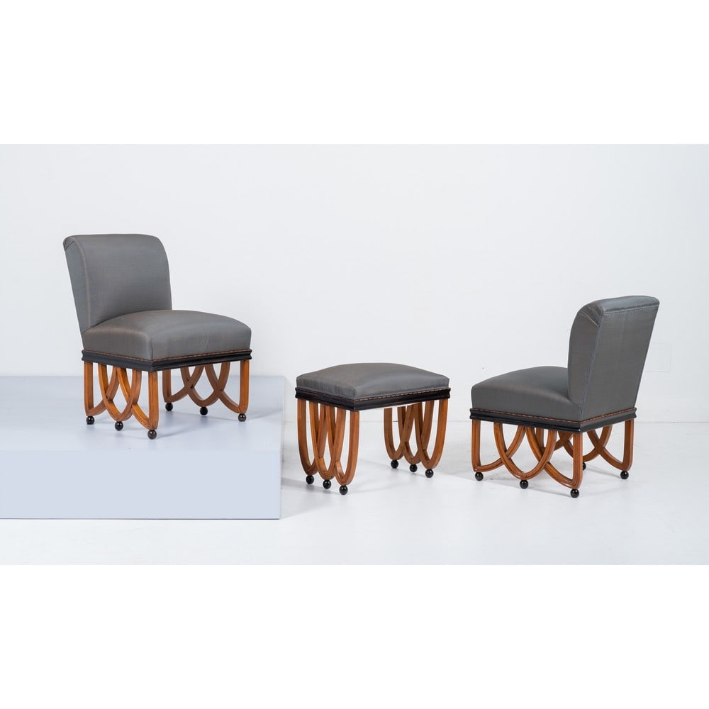 EBANISTA ITALIANO, Coppia di sedie e pouf: EBANISTA ITALIANO Produzione Italia 1940 ca. Coppia di sedie e pouf con struttura in legno, imbottitura e rivestimento in tessuto grigio, piede composto da elementi in legno sagomato, sfere in legno v
