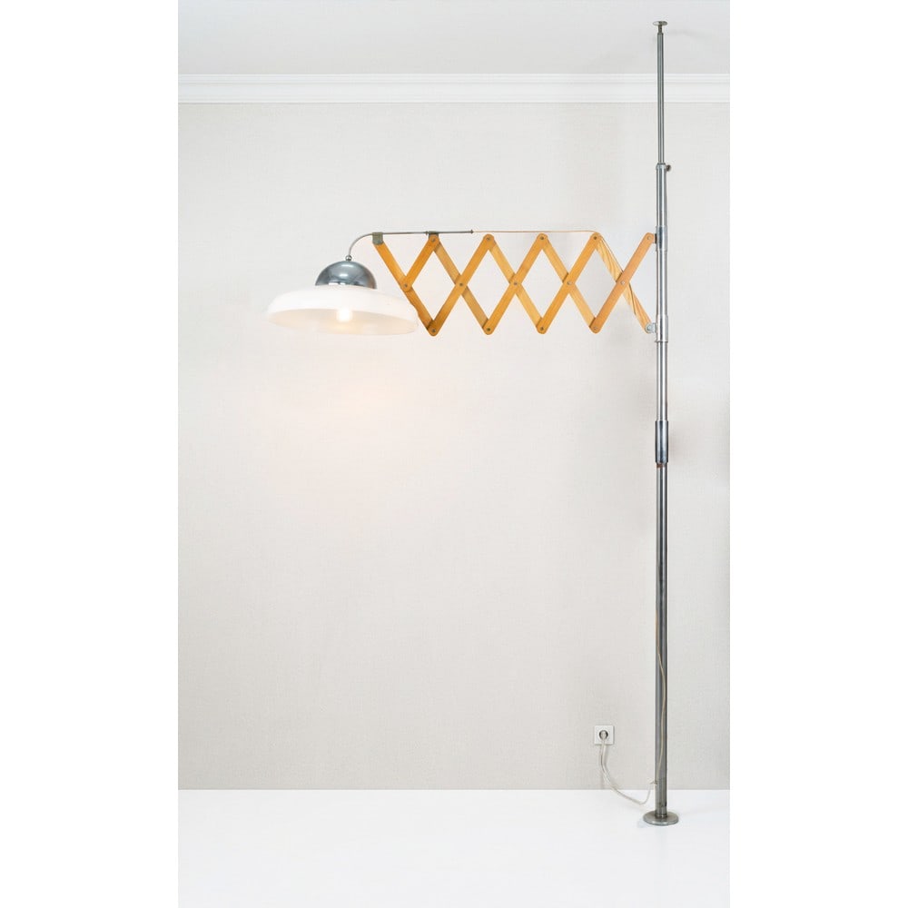 DESIGNER DANESE, Lampada cielo terra: DESIGNER DANESE Produzione Danimarca 1970 ca. Lampada cielo terra ad una luce con struttura in tubolare di acciaio, braccio estendibile a forbice in legno con diffusore circolare in plexiglass e accia