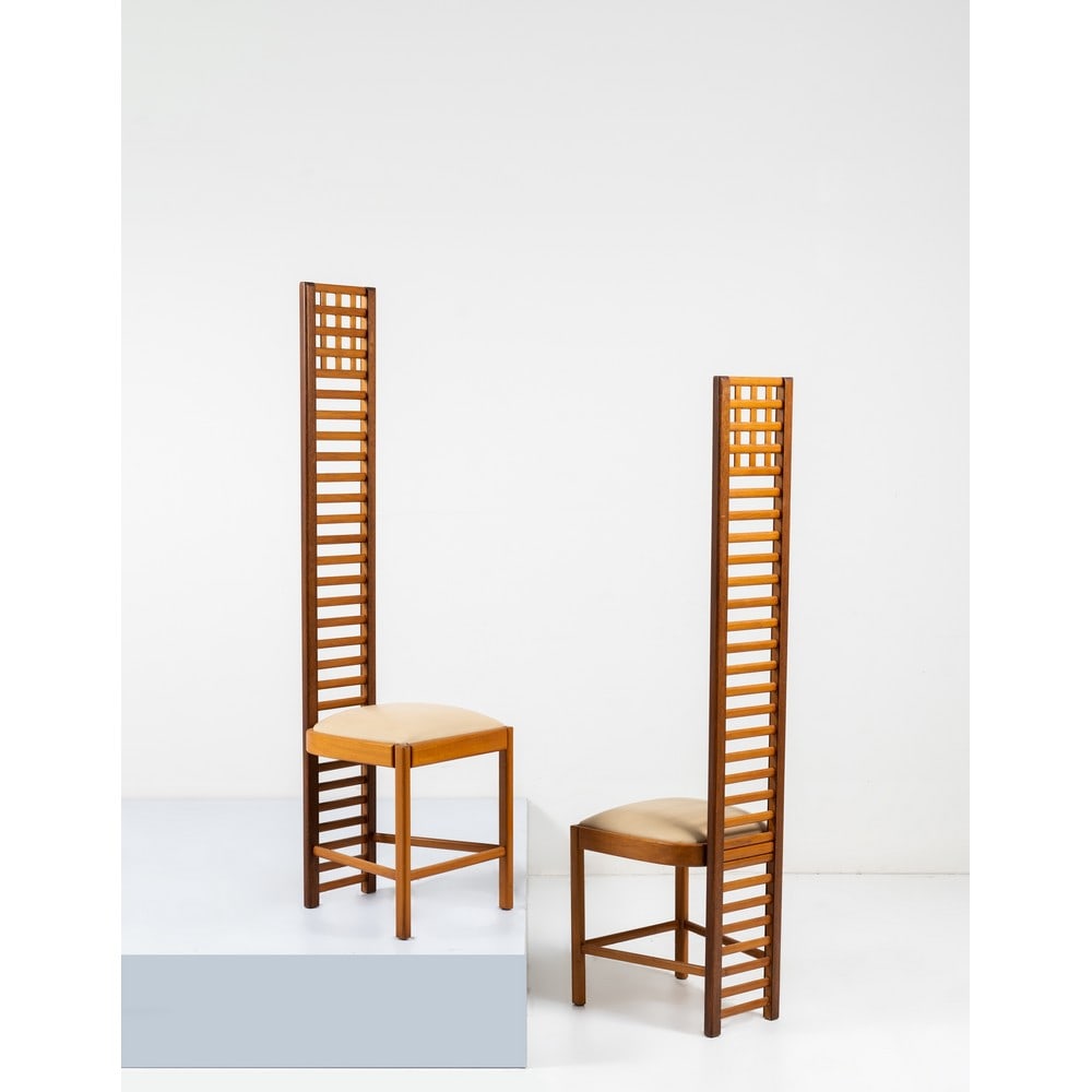 CHARLEES RENNIE MACKINTOSH (stile di), Coppia di sedie: CHARLEES RENNIE MACKINTOSH (stile di) Produzione Italia 1990 ca. Coppia di sedie modello “292 Hill House” con struttura in legno, alto schienale con seduta imbottita e rivestita con skai beige