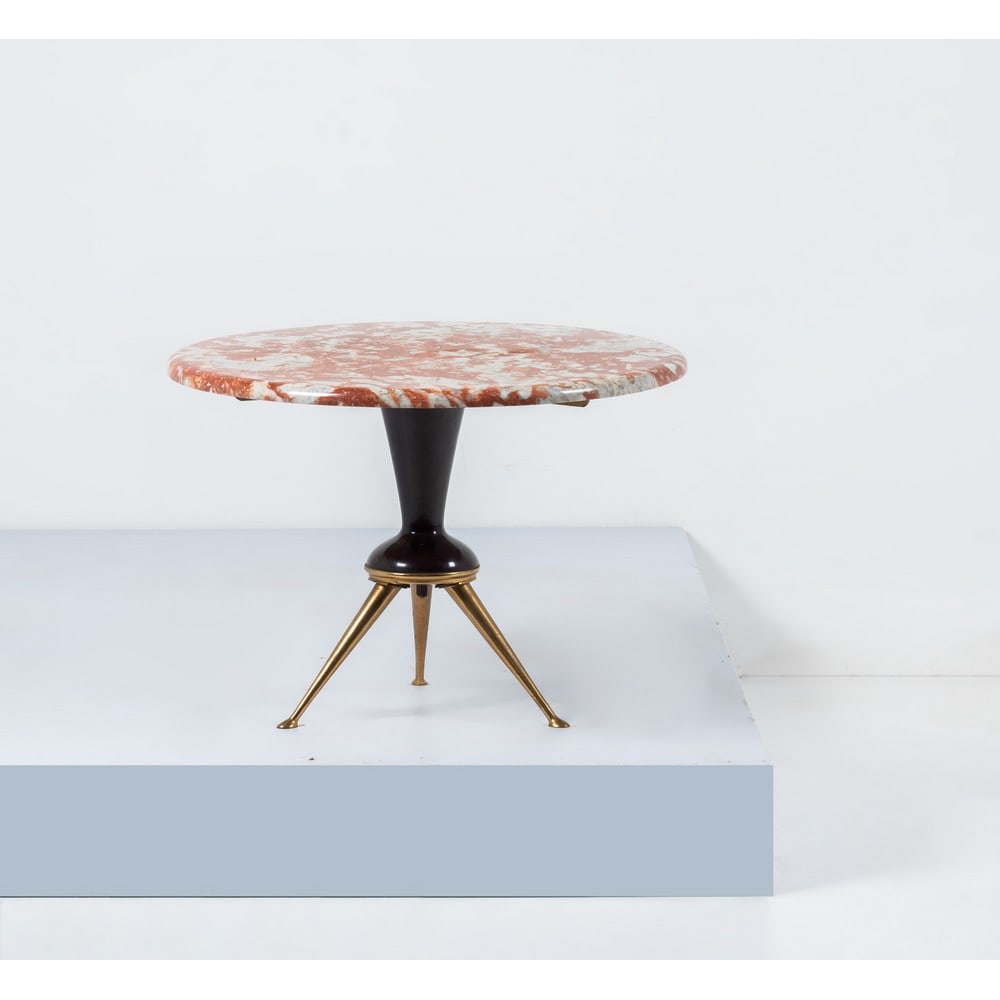 OSVALDO BORSANI (Attr.), Tavolo da salotto: OSVALDO BORSANI (Attr.) Produzione Italia 1959 ca. Tavolo da salotto con piano in marmo rosso, sostegno centrale in legno tornito, piede tripode in ottone. cm Ø 66, h. 47.
