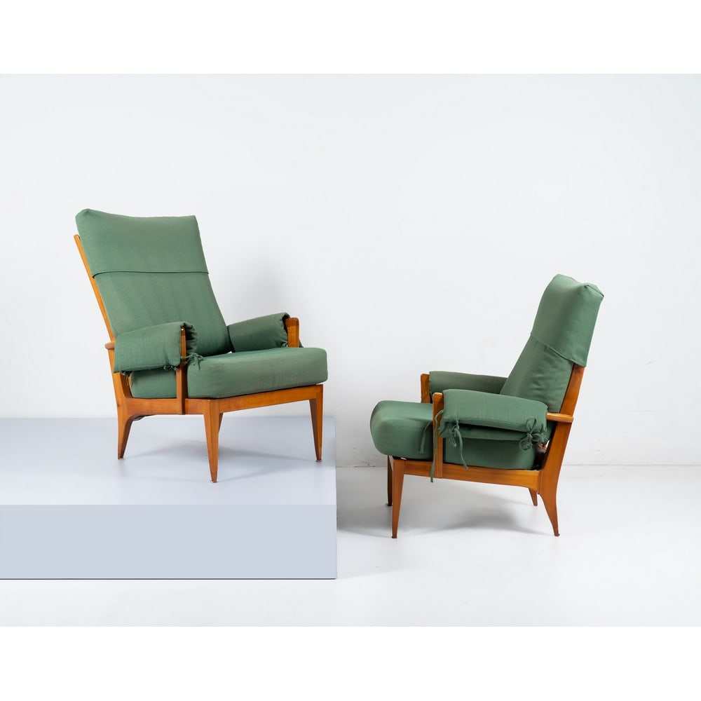 PAOLO BUFFA, Coppia di poltrone: PAOLO BUFFA Produzione Camea, Italia 1950 ca. Coppia di poltrone con struttura in legno di ciliegio, seduta e spalliera con cuscini imbottiti e rivestiti con tessuto tessuto verde. Segni di uso. cm 70