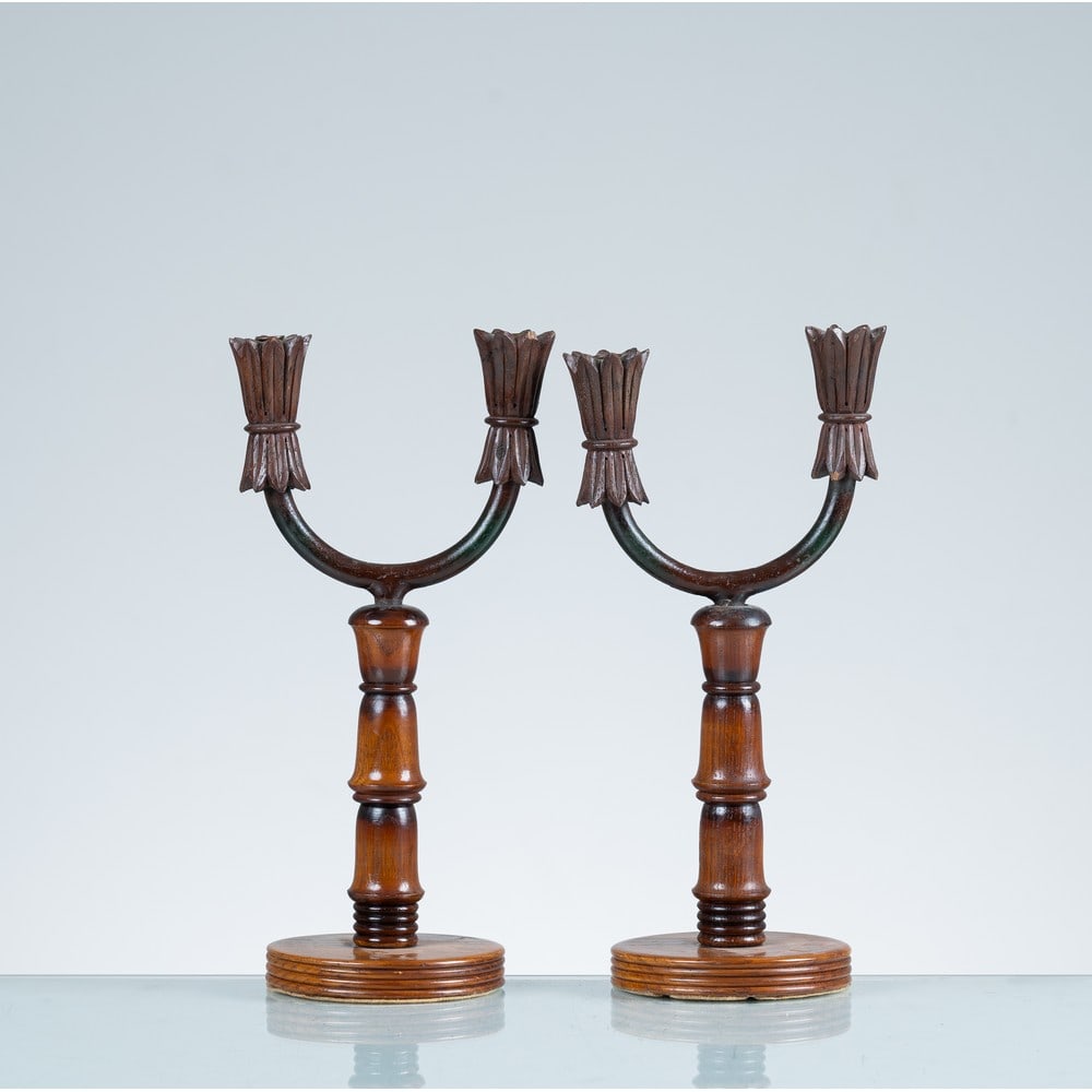 PIER LUIGI COLLI, Coppia di lampade da tavolo: PIER LUIGI COLLI Produzione Fratelli Marini, Italia 1950 ca. Coppia di lampade da tavolo a due luci , struttura in legno di rovere verniciato, metallo. cm h. 32.