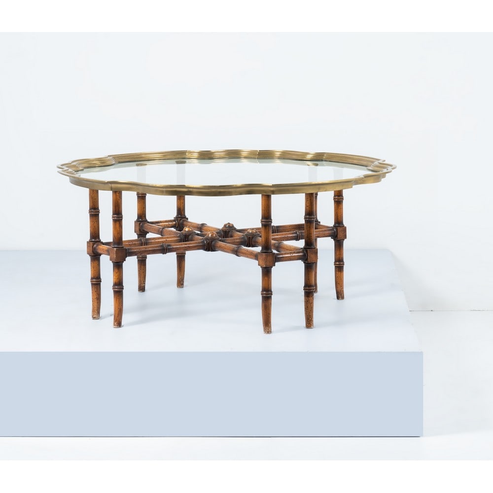 BAKER FORNITURE (Attr.), Tavolo da salotto: BAKER FORNITURE (Attr.)Produzione U.S.A.1970 ca. Tavolo da salotto con piede in legno a lavorazione finto bamboo, piano sagomato in metallo dorato e cristallo in colore trasparente. cm 108 x 108, h. 4