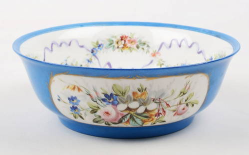 CIOTOLA in porcellana di Sevres decorata da ghirlanda: CIOTOLA in porcellana di Sevres decorata da ghirlanda di fiori e da scena galante (mancanze). Francia XIX secolo Misure: diametro cm 26