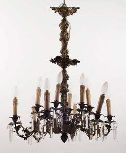 LAMPADARIO a dodici luci in ottone sbalzato. Sicilia: LAMPADARIO a dodici luci in ottone sbalzato. Sicilia XX secolo Misure: h cm 96