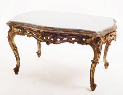 TAVOLINO da salotto in legno intagliato e dorato ad: TAVOLINO da salotto in legno intagliato e dorato ad argento e mecca, piano in marmo. Firenze metÃ '900 Misure: cm 47 x 65 x h 52