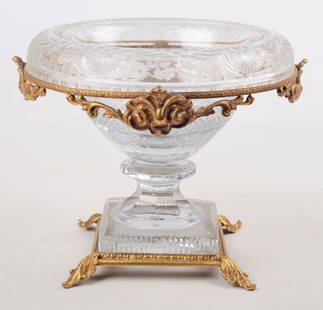 COPPA in cristallo inciso con base e bordure in bronzo: COPPA in cristallo inciso con base e bordure in bronzo dorato. Italia XX secolo Misure: h cm 23,5