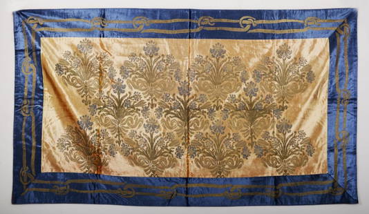 ARAZZO in velluto di seta color blu ed ocra a motivi: ARAZZO in velluto di seta color blu ed ocra a motivi floreali (Venezia - studium). XX secolo Misure: cm 88 x 163
