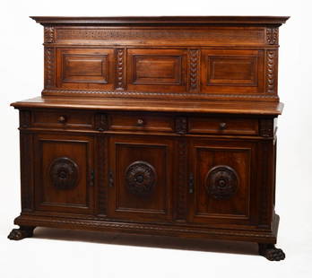 CREDENZA stile rinascimentale a tre ante e tre cassetti: CREDENZA stile rinascimentale a tre ante e tre cassetti in noce. Sicilia primi '900 Misure: cm 193 x 57 x h 162