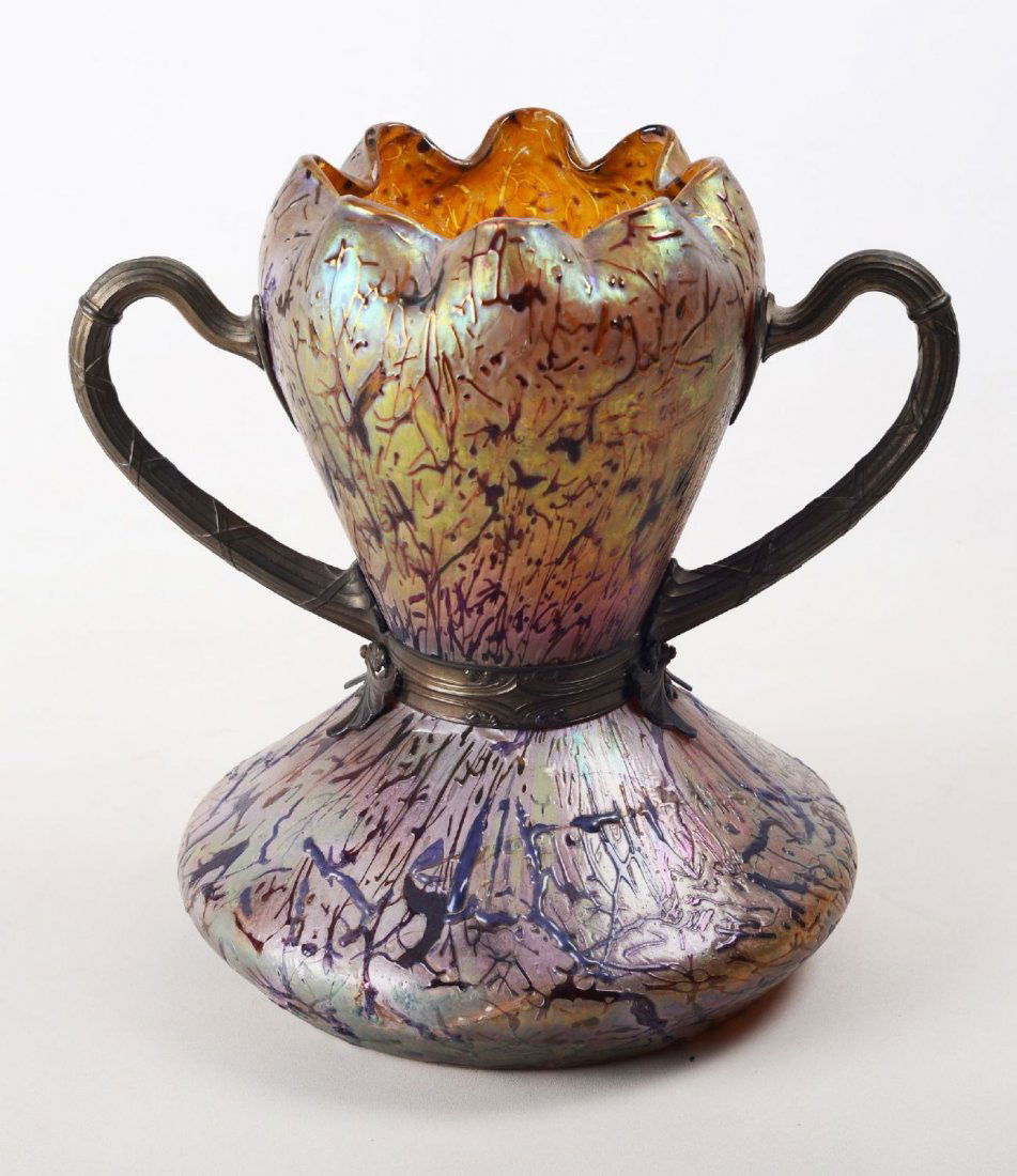 VASO Liberty in vetro con manici in ottone (restauri).: VASO Liberty in vetro con manici in ottone (restauri). Primi '900 Misure: h cm 32