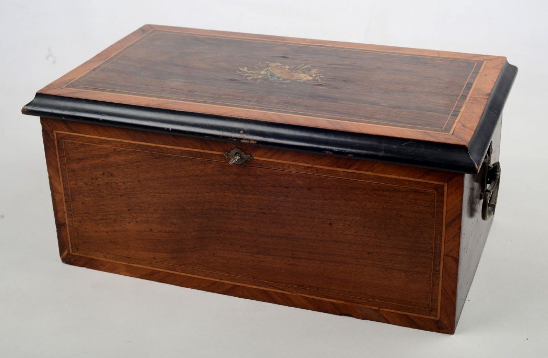 MUSIC BOX 8 note. Meta' '900 Misure: cm 47 x 47 x h: MUSIC BOX 8 note. Meta' '900 Misure: cm 47 x 47 x h 21