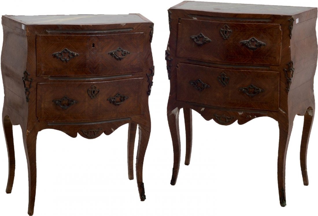 COPPIA COMODINI stile Luigi XV in palissandro con: COPPIA COMODINI stile Luigi XV in palissandro con riquadri in legno di rosa, maniglie e fregi in bronzo, piano in marmo verde delle Alpi. Sicilia I meta' '900 Misure: cm 62 x 33 x h 82