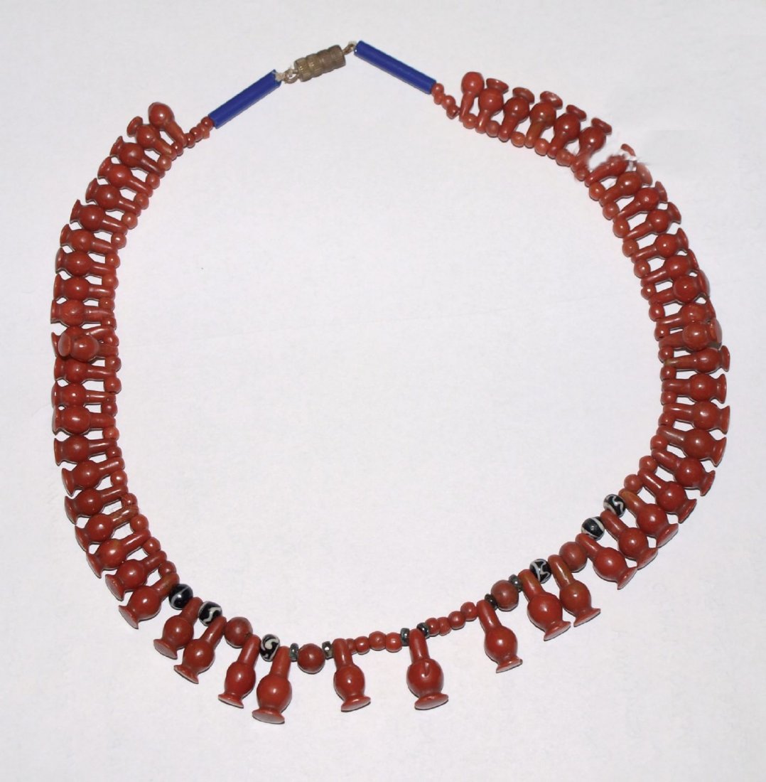 GIROCOLLO con pendenti e sfere in corallo.: GIROCOLLO con pendenti e sfere in corallo.