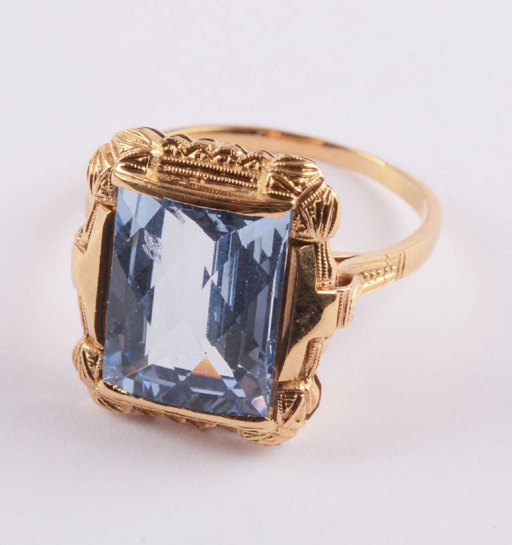 ANELLO in oro giallo 18 Kt. con topazio azzurro.: ANELLO in oro giallo 18 Kt. con topazio azzurro.