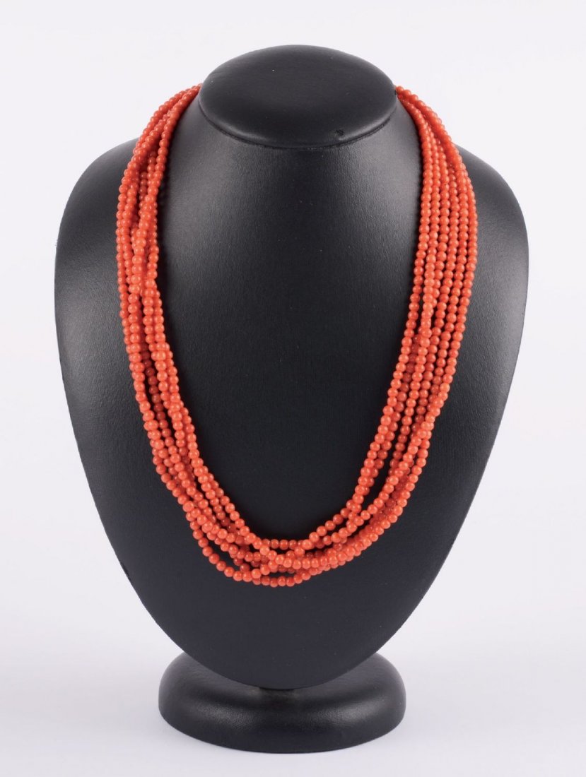 GIROCOLLO a sei fili di microsfere in corallo rosso,: GIROCOLLO a sei fili di microsfere in corallo rosso, susta in oro giallo 18 Kt.
