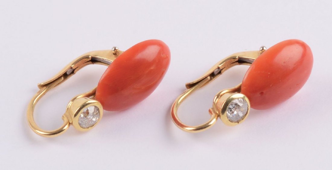 ORECCHINI in oro giallo 18 Kt. con corallo rosso e: ORECCHINI in oro giallo 18 Kt. con corallo rosso e brillanti taglio antico (Ct. 0.60).