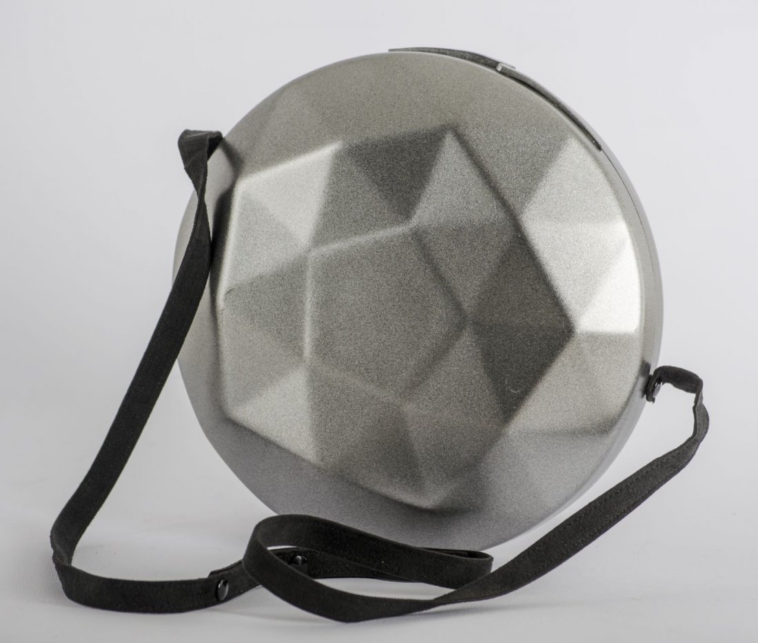 KRIZIA BORSA tonda grigio metallizzato, manico lungo.: KRIZIA BORSA tonda grigio metallizzato, manico lungo. Anni '80