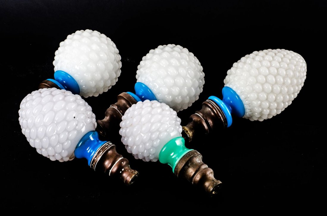 CINQUE POMOLI in opaline. Sicilia XIX secolo Misure:: CINQUE POMOLI in opaline. Sicilia XIX secolo Misure: varie