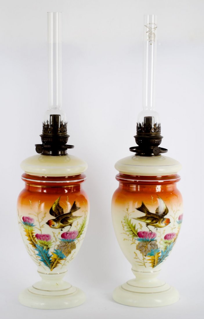COPPIA LUMI a petrolio in opaline nei toni del giallo: COPPIA LUMI a petrolio in opaline nei toni del giallo ed arancione dipinti a mano a motivo floreale e con volatili (con tubi in vetro). Sicilia fine '800 Misure: h cm 66