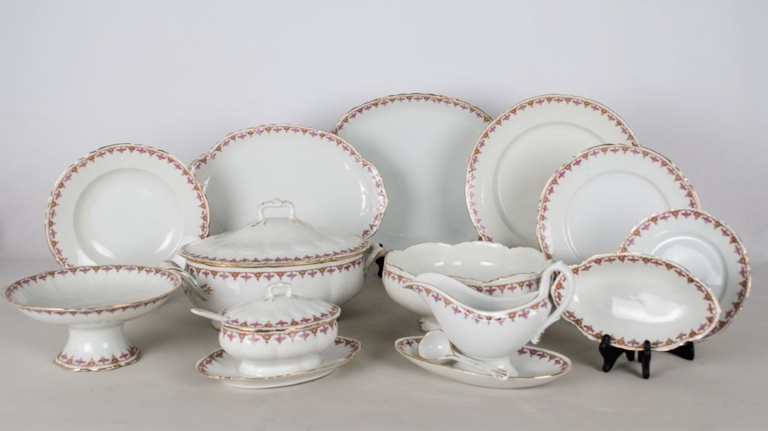 SERVIZIO PIATTI in porcellana bianca Richard Ginori con: SERVIZIO PIATTI in porcellana bianca Richard Ginori con bordi decorati composto da 12 PIATTI fondi, 24 piani, 12 da frutta, 11 da dolce, ZUPPIERA, INSALATIERA, SALSIERA a collo di cigno, SALSIERA oval