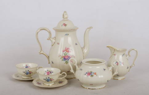 SERVIZIO tete a tete composto da CAFFETTIERA, LATTIERA,: SERVIZIO tete a tete composto da CAFFETTIERA, LATTIERA, ZUCCHERIERA e da due TAZZINE in porcellana (coperchi mancanti). XX secolo Misure: varie