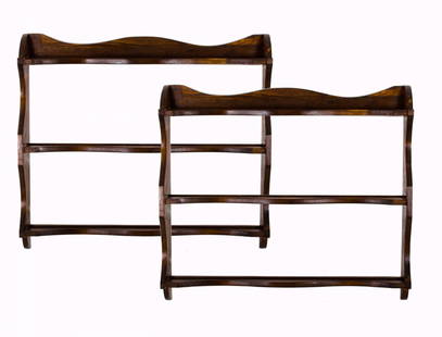 COPPIA MENSOLE reggi piatti in abete. XX secolo Misure:: COPPIA MENSOLE reggi piatti in abete. XX secolo Misure: cm 79 x 115 x h 70