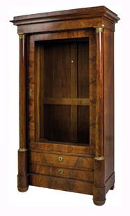 VETRINA Impero ad un'anta con tre cassetti in mogano e: VETRINA Impero ad un'anta con tre cassetti in mogano e piuma di mogano. Francia primi '800 Misure: cm 112 x 56 x h 208