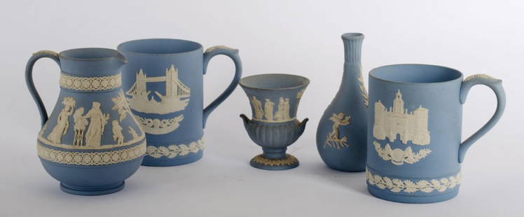 LOTTO composto da due VASETTI, BROCCA e da due BOCCALI: LOTTO composto da due VASETTI, BROCCA e da due BOCCALI in ceramica Wedgwood. Primi '900 Misure: varie