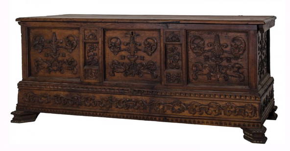 CASSAPANCA in noce, fronte riccamente intagliato.: CASSAPANCA in noce, fronte riccamente intagliato. Italia XVIII secolo Misure: cm 158 x 53 x h 66