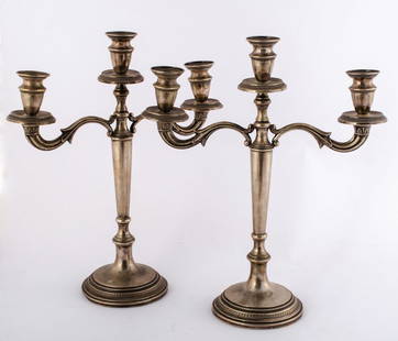 COPPIA CANDELABRI a due luci in argento (g. 964).: COPPIA CANDELABRI a due luci in argento (g. 964). Italia XX secolo Misure: h cm 36