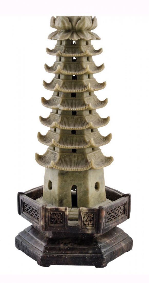 PAGODA in giada con base in legno. Cina primi '900: PAGODA in giada con base in legno. Cina primi '900 Misure: h cm 28
