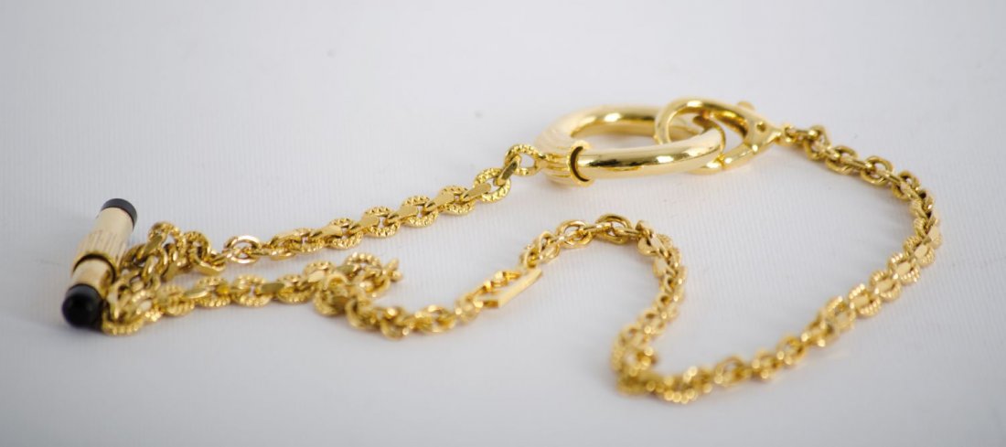 FENDI PORTACHIAVI in metallo dorato con catena e gancio: FENDI PORTACHIAVI in metallo dorato con catena e gancio a bastoncino. Anni '80