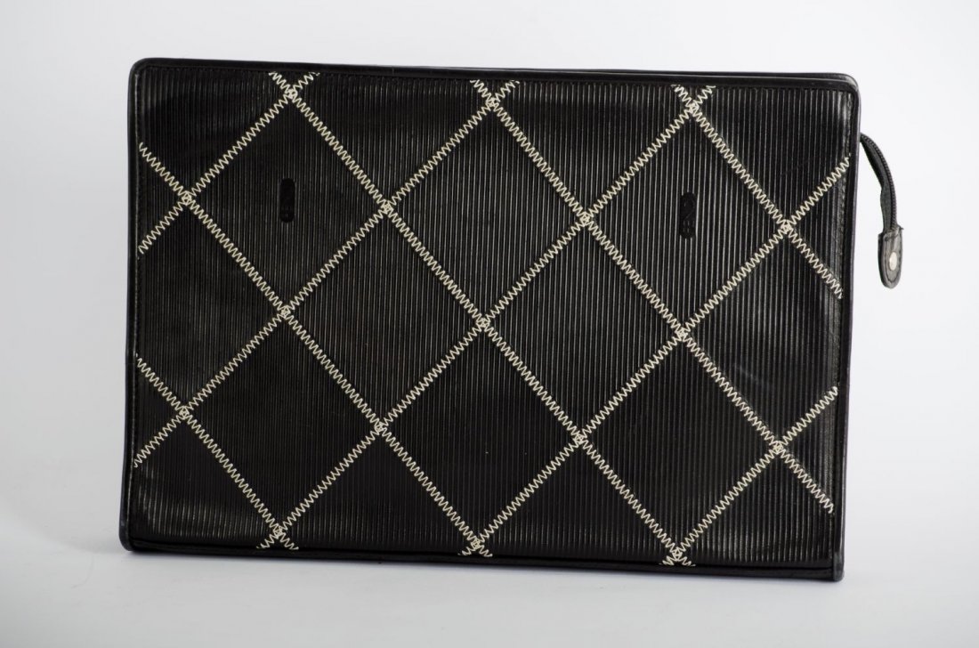 FENDI BORSA a busta in pelle nera con ricami beige.: FENDI BORSA a busta in pelle nera con ricami beige. Anni '80