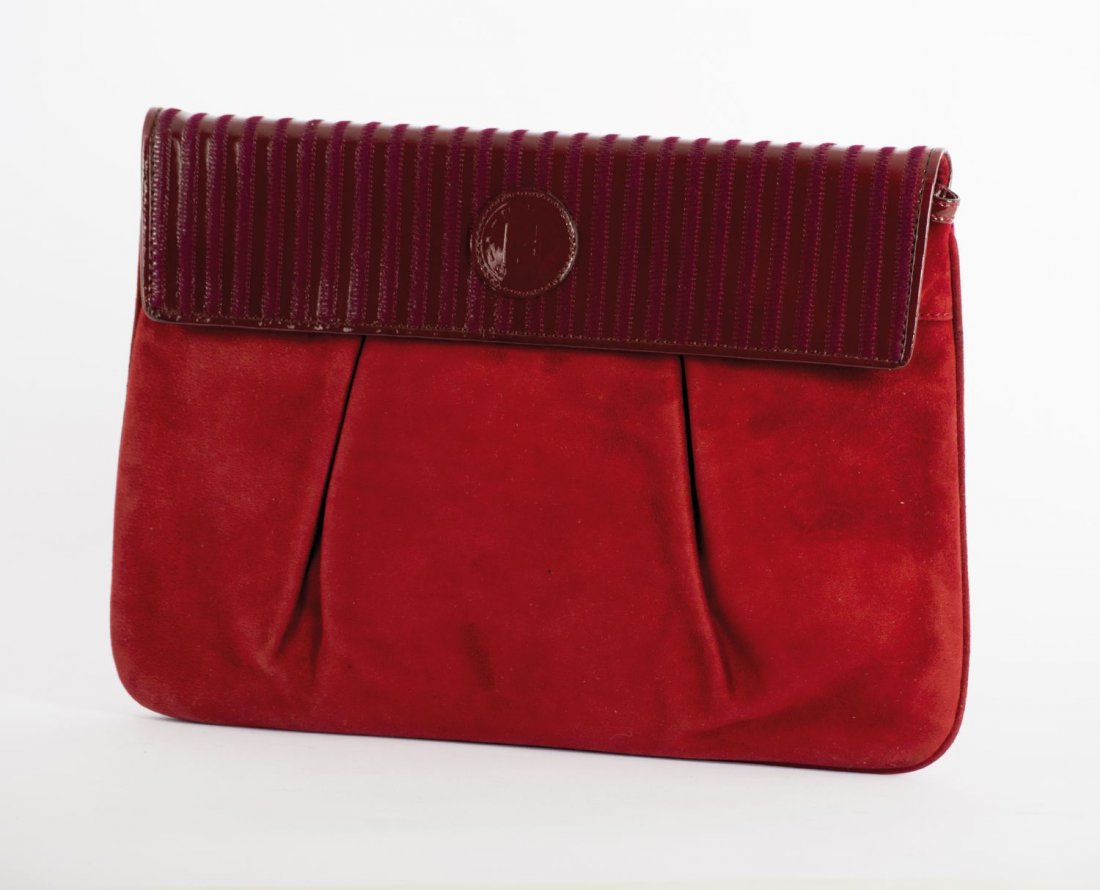 FENDI BORSA a busta in camoscio e vernice, manico: FENDI BORSA a busta in camoscio e vernice, manico lungo. Anni '80