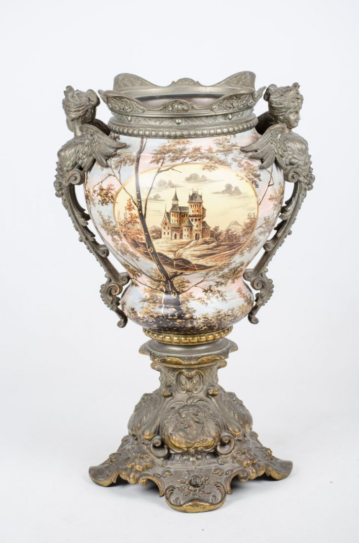 VASO in metallo e porcellana decorata a mano con: VASO in metallo e porcellana decorata a mano con medaglioni raffiguranti "paesaggi". Sicilia XIX secolo Misure: h cm 44,5