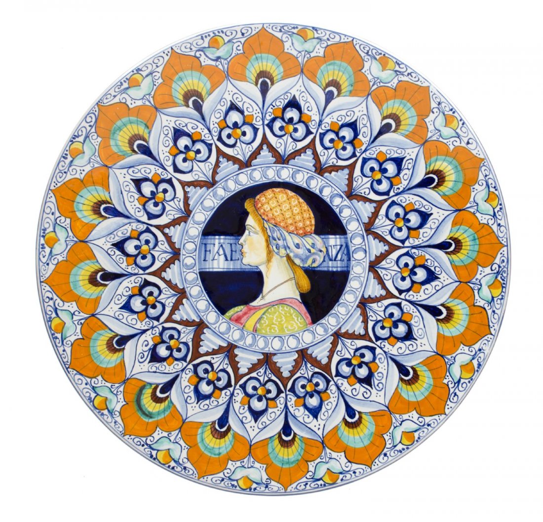 PIATTO in ceramica Faenza decorata a motivo fogliaceo: PIATTO in ceramica Faenza decorata a motivo fogliaceo con medaglione centrale raffigurante "profilo femminile". XX secolo Misure: diametro cm 35,5