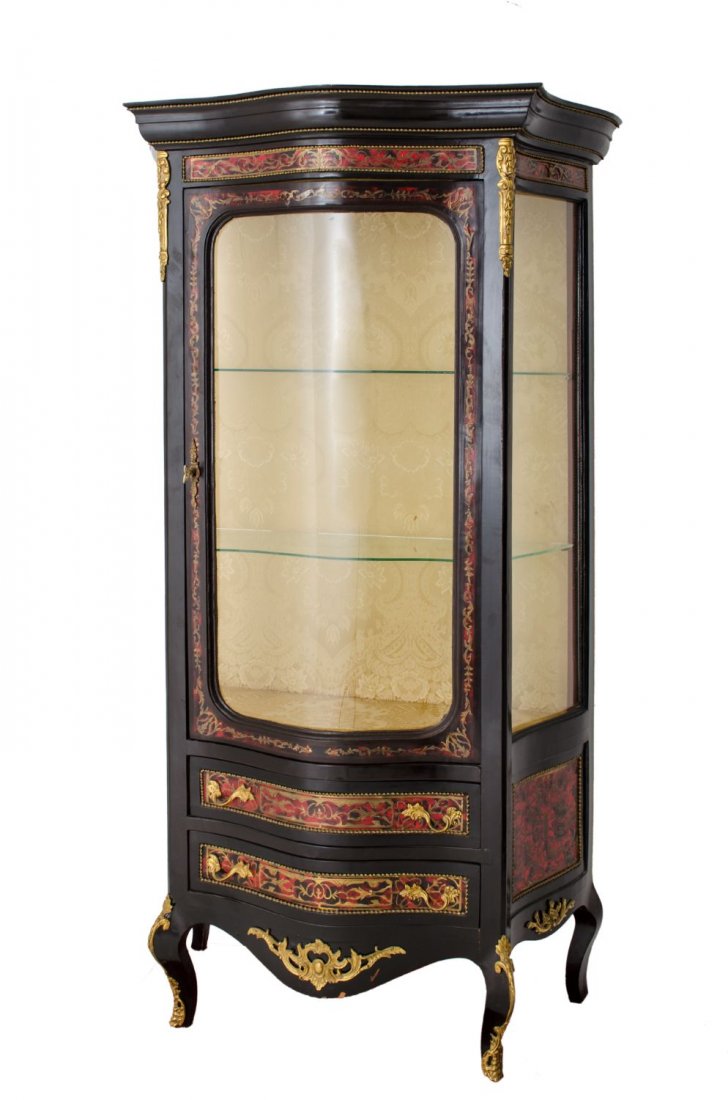 VETRINA stile boulle in legno ebanizzato e tartaruga: VETRINA stile boulle in legno ebanizzato e tartaruga con tarsie in rame, maniglie e fregi in bronzo. Francia XX secolo Misure: h cm 176