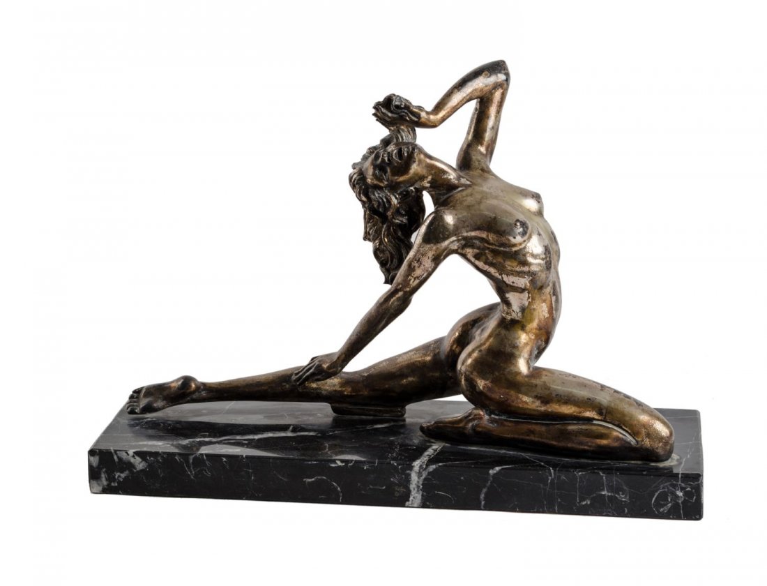 AMILCARE SANTINI (Cecina (Li) 1910 -1975) SCULTURA: AMILCARE SANTINI (Cecina (Li) 1910 -1975) SCULTURA rivestita in lamina raffigurante "nudo femminile", base in marmo nero. Misure: h cm 27