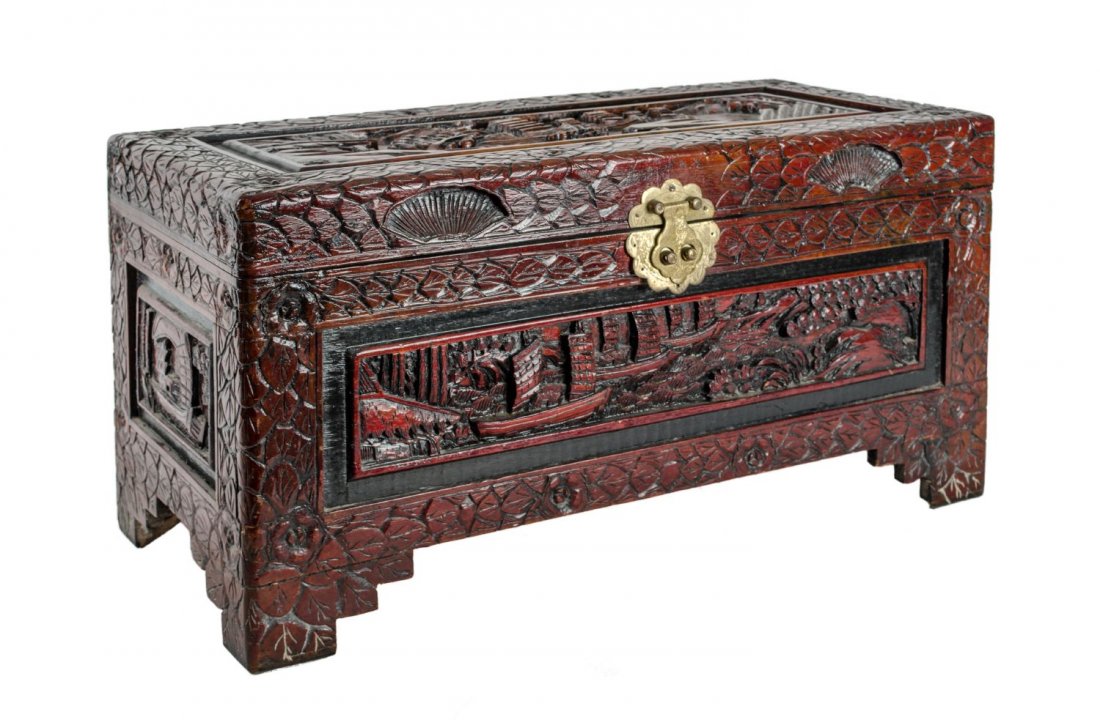 CASSA orientale in mogano riccamente intagliato. Meta': CASSA orientale in mogano riccamente intagliato. Meta' '900 Misure: cm 70 x 32 x h 36