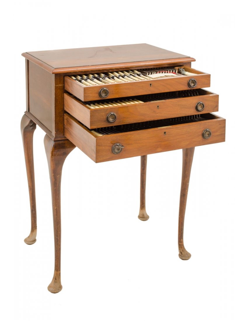 MOBILE/PORTAPOSATE in mogano a tre cassetti contenente (1 of 1)