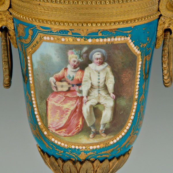 Pair of Sèvres urns - 2
