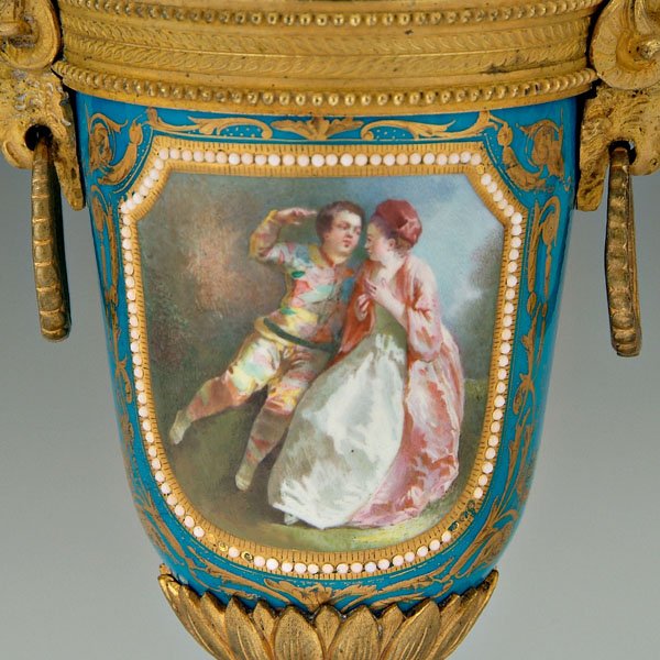 Pair of Sèvres urns - 3
