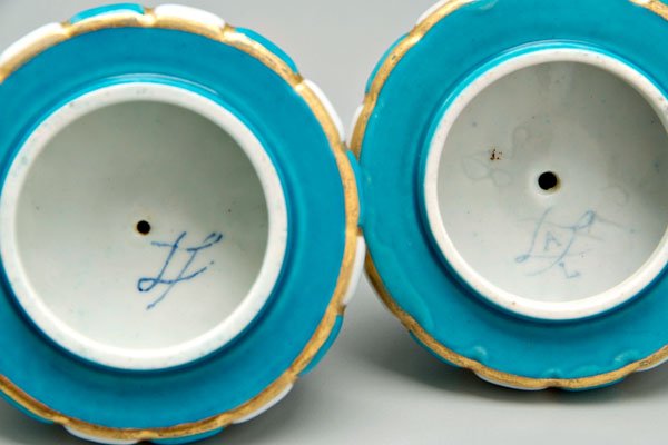 Pair Sèvres urns - 7