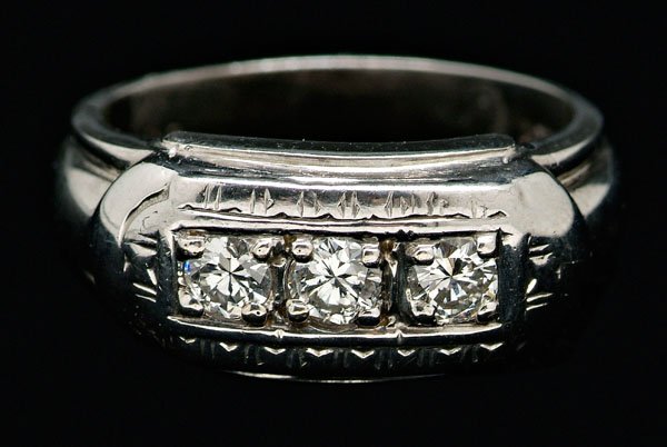 Gent's diamond ring,