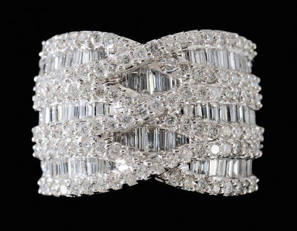 Gold, diamond ring,: crossed rows set with 71 baguettes and 112 round brilliant-cut diamonds, total estimated weight 4.0 cts., color F to H, clarity VS to SI, 18 kt. white gold mount, size 5-1/2 with butterfly fitting, wi