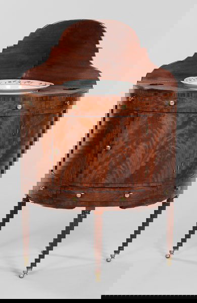 Fine American Federal Wash Stand: possibly Duncan Phyfe or one of his contemporaries, New York, early 19th century, figured mahogany with poplar secondary, top with tall backsplash and three openings with tin sheet metal pan, false fr