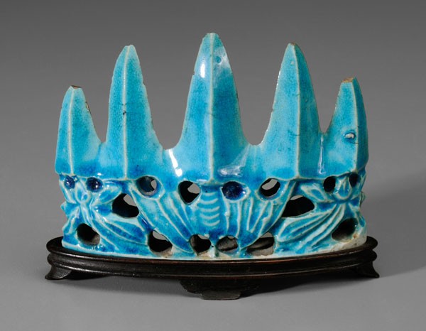 Turquoise-Glazed Porcelain Brush Rest: Chinese, Kangxi period (1662-1722), five-peaked mountain supported on a curved reticulated base of bats and lotuses, base with H. Moog label, 3-1/2 x 4-5/8 x 1-1/8 in., with fitted wood stand, mountai