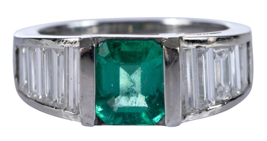 14kt. Emerald and Baguette Cut Diamond Ring